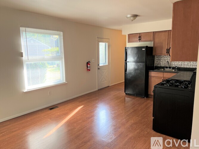11 Woodland Road 3 Beds Single Family Home for Rent - Photo gallery 3