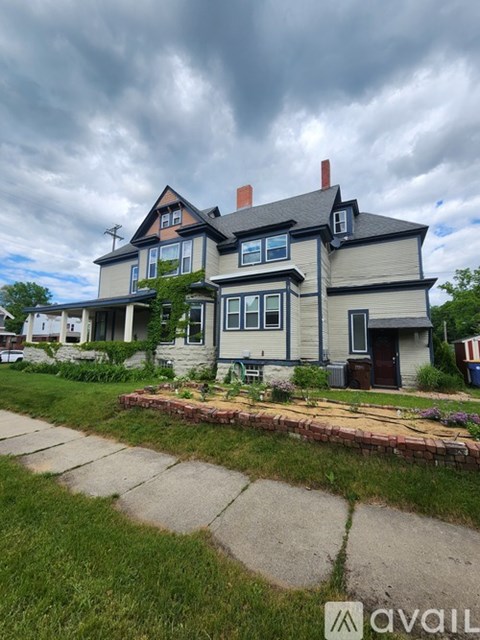 1302 Wealthy Street Southeast 3 Beds Apartment for Rent