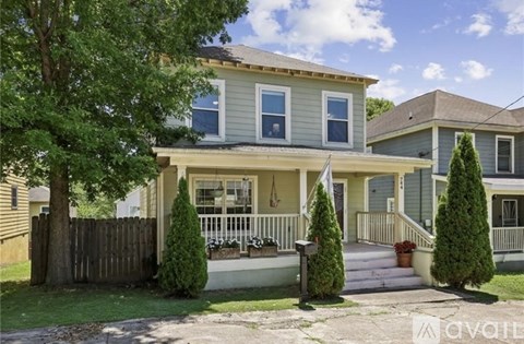 744 Garibaldi Street Southwest 3 Beds Apartment for Rent