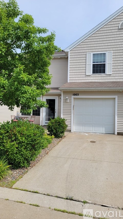 1003 Northeast Greenview Drive 2 Beds Apartment for Rent