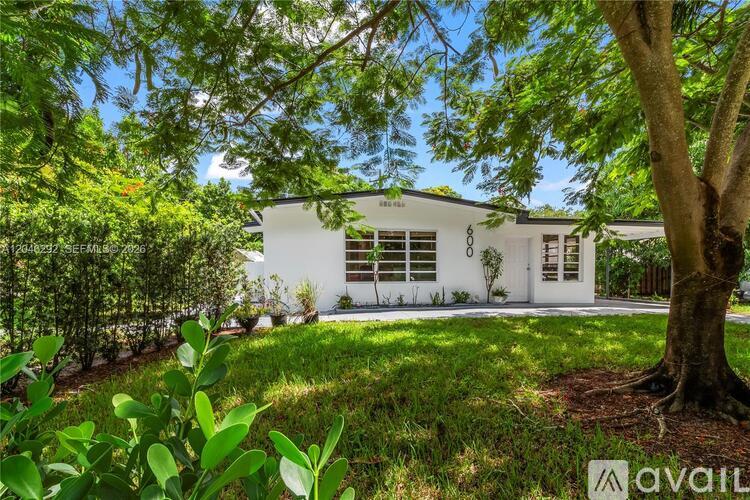 600 NE 44th St 3 Beds Single Family Home for Rent - Photo gallery 2