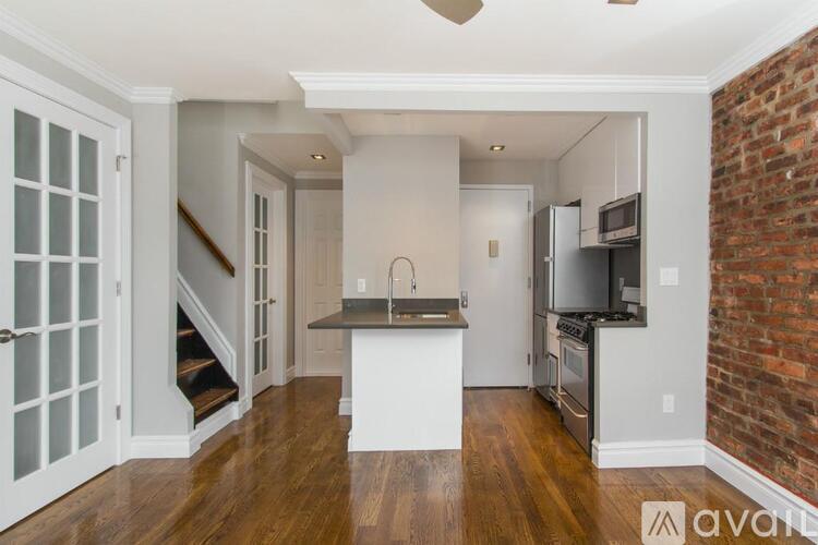 68 Clinton St 3 Beds Apartment for Rent - Photo gallery 2