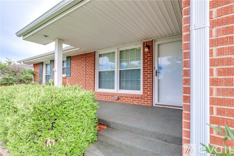 Northwest 67th Street 3 Beds Single Family Home for Rent - Photo gallery 3
