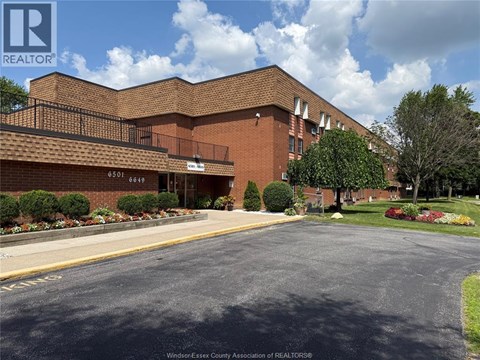 A building with a parking lot in front of it.