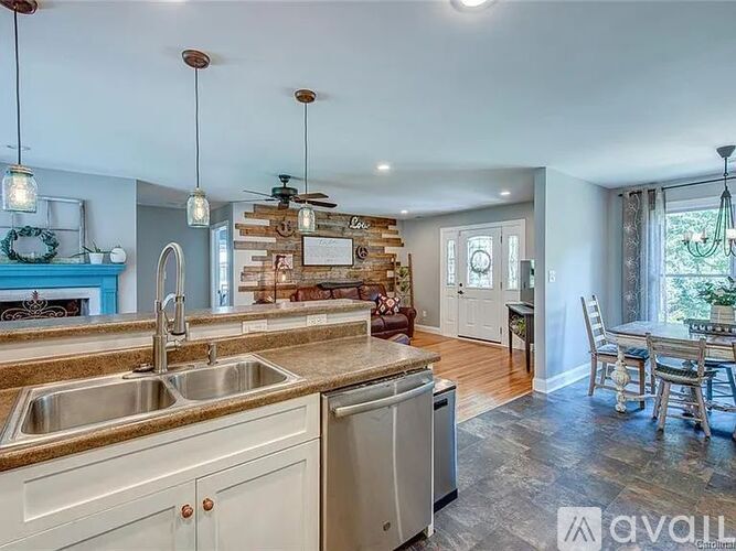 115 Crestview Drive 3 Beds Single Family Home for Rent - Photo gallery 5
