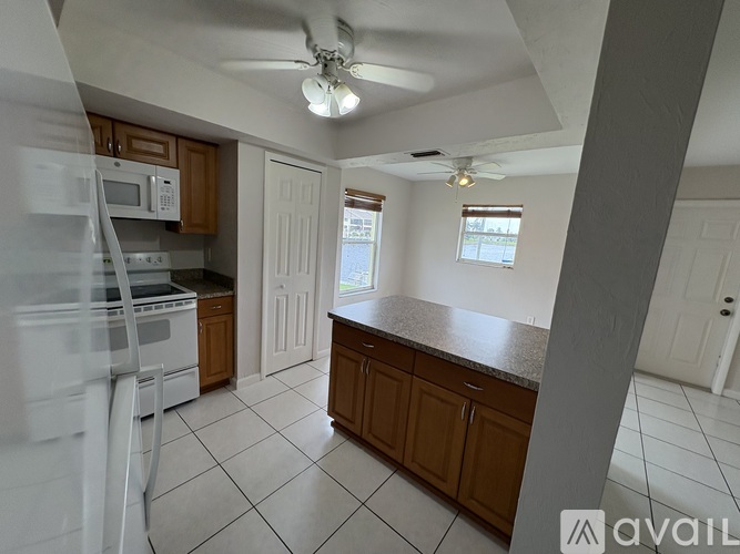 4520 Southeast 5th Place 2 Beds Apartment for Rent - Photo gallery 3