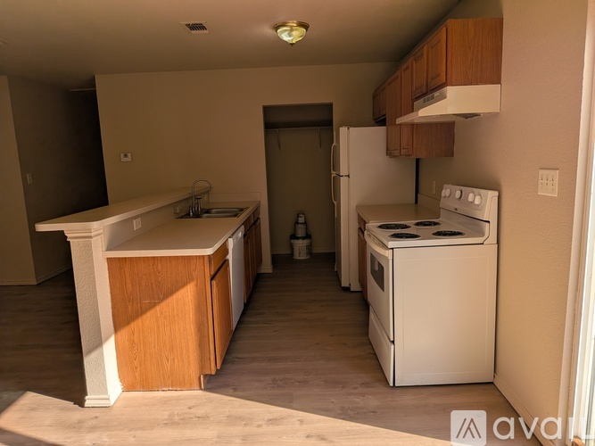 6205 S Lakeside Hills Ct 3 Beds Single Family Home for Rent - Photo gallery 5