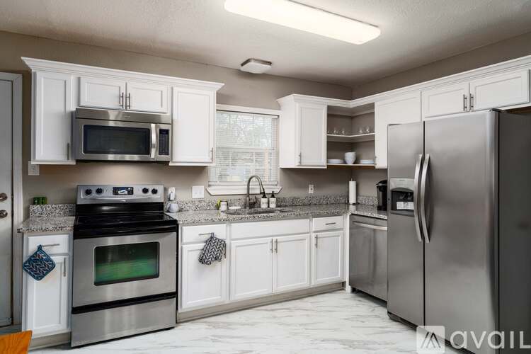 305 Laurelwood Drive 3 Beds Single Family Home for Rent - Photo gallery 4