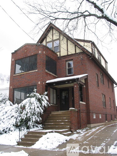 910 E Dayton St 2 Beds Apartment for Rent - Photo gallery 1