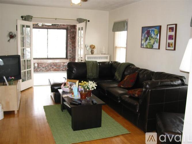 910 E Dayton St 2 Beds Apartment for Rent - Photo gallery 2