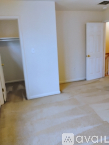 8 Mabel Ln 3 Beds Townhouse for Rent - Photo gallery 2