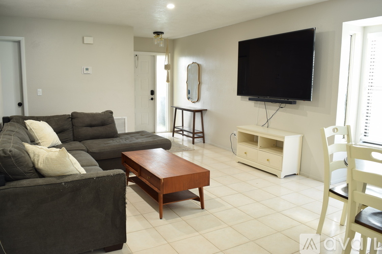 627 Southwest Jeanne Street 3 Beds Single Family Home for Rent - Photo gallery 4