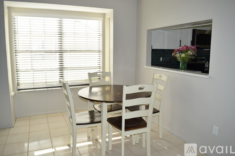 627 Southwest Jeanne Street 3 Beds Single Family Home for Rent - Photo gallery 5