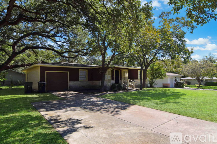 1417 Live Oak Dr 2 Beds Single Family Home for Rent - Photo gallery 2