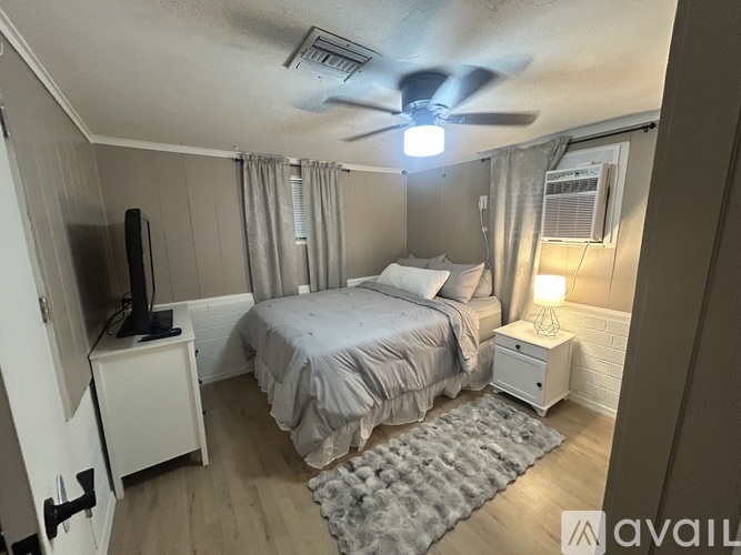 8916 North 10th Street 1 Apartment for Rent - Photo gallery 1