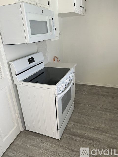 347 North Oakhurst Drive 2 Beds Apartment for Rent