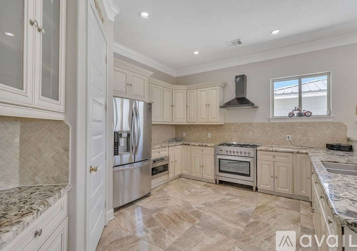 615 29th St 4 Beds Single Family Home for Rent - Photo gallery 4