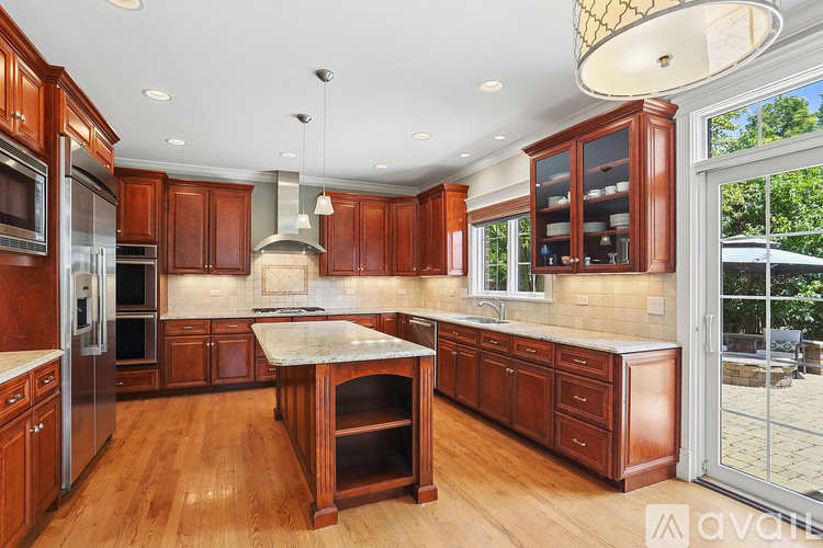 737 Swain Avenue 6 Beds Single Family Home for Rent - Photo gallery 5