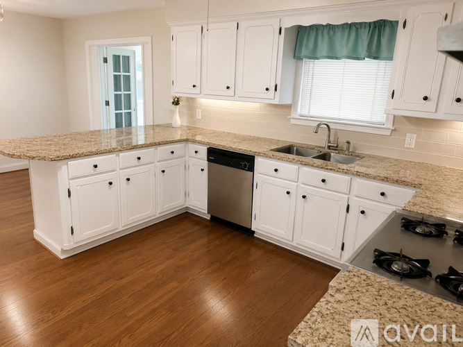 1909 Live Oak Drive 3 Beds Single Family Home for Rent - Photo gallery 4