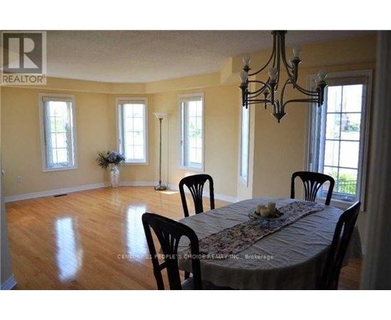 UPPER - 223 VAN SCOTT DRIVE 4 Beds House for Rent - Photo gallery 2