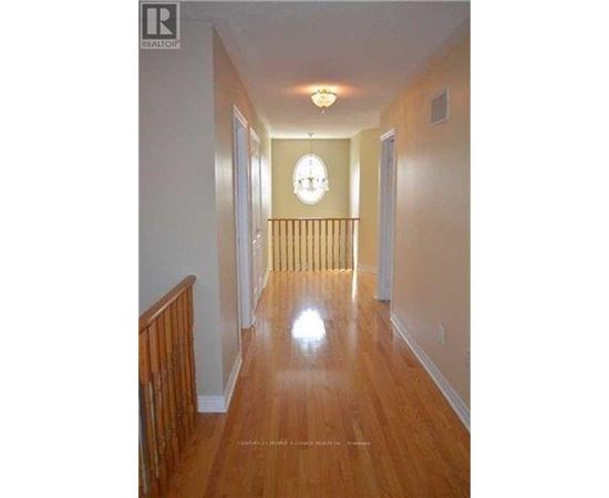 UPPER - 223 VAN SCOTT DRIVE 4 Beds House for Rent - Photo gallery 3