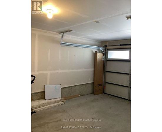 14 HUGHES LANE W 4 Beds Condo, Home, Townhouse for Rent - Photo gallery 1