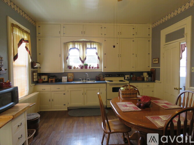 122 East Main Street 2 Beds Single Family Home for Rent - Photo gallery 3