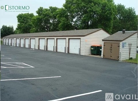 A parking lot with a building and a sign that says "Stormo".