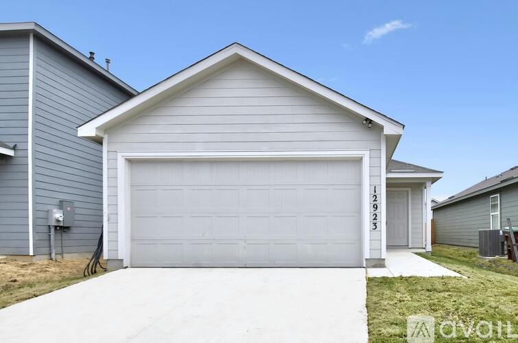 12923 Blue Hole 3 Beds Single Family Home for Rent - Photo gallery 2