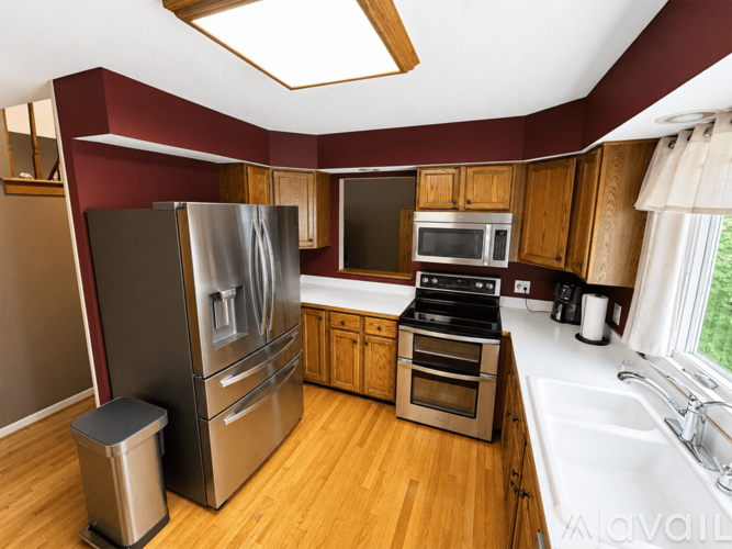 221 Burt St 3 Beds Single Family Home for Rent - Photo gallery 2