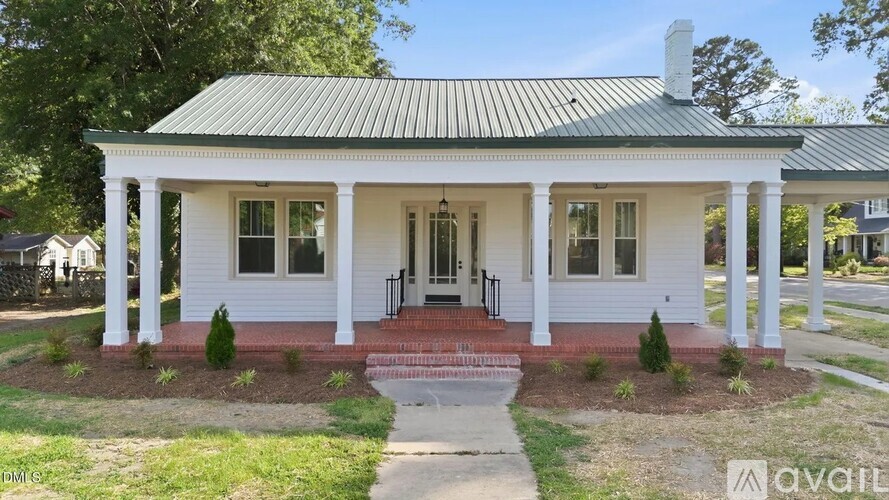 611 West Pearsall Street 3 Beds Single Family Home for Rent - Photo gallery 1