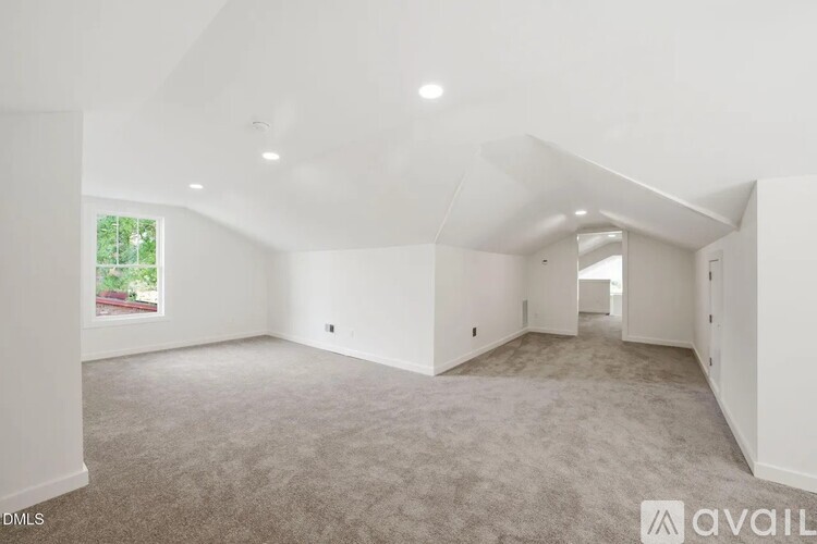 611 West Pearsall Street 3 Beds Single Family Home for Rent - Photo gallery 2