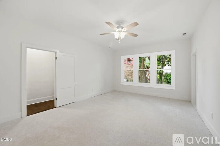 611 West Pearsall Street 3 Beds Single Family Home for Rent - Photo gallery 3