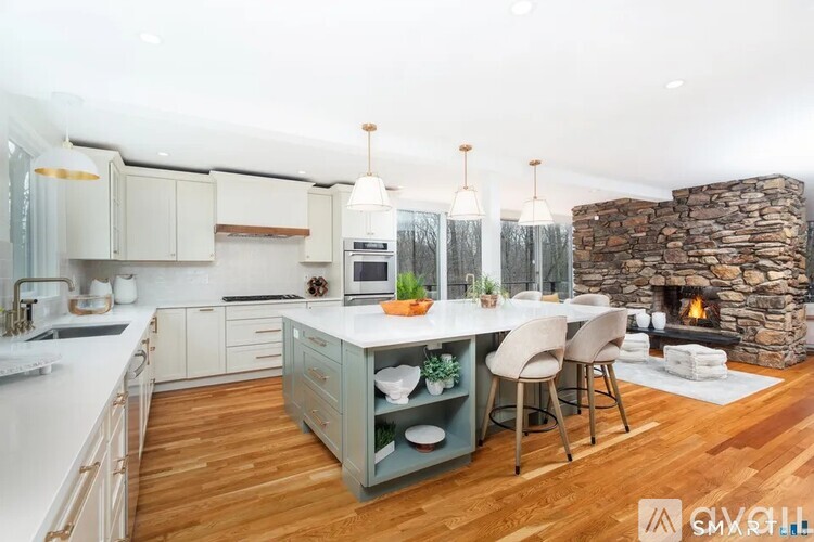 27 Hackberry Hill Road 4 Beds Single Family Home for Rent - Photo gallery 4