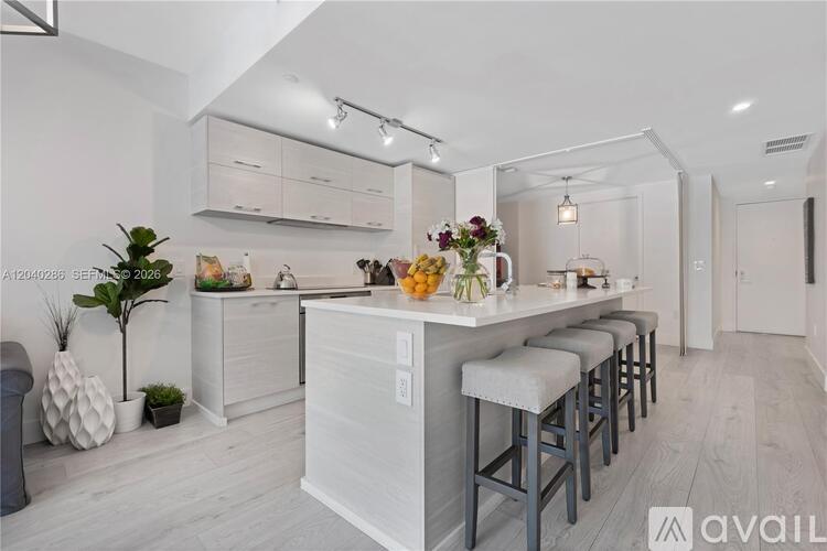 650 NE 32nd St 2 Beds Apartment for Rent - Photo gallery 1