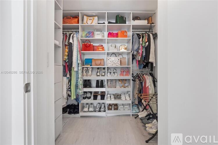 650 NE 32nd St 2 Beds Apartment for Rent - Photo gallery 3