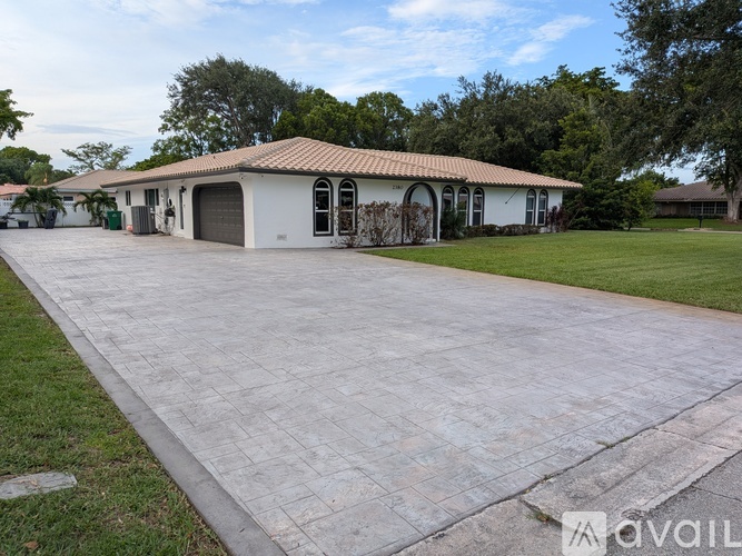2380 Northwest 107th Avenue 4 Beds Single Family Home for Rent - Photo gallery 1