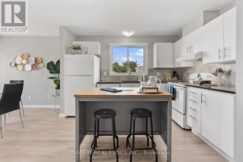 17 - 9 MAJESTIC DRIVE 5 Beds Apartment for Rent