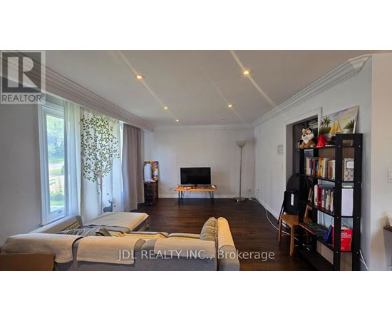 ROOM MC - 68 MEADOWVIEW AVENUE 1 House for Rent - Photo gallery 4