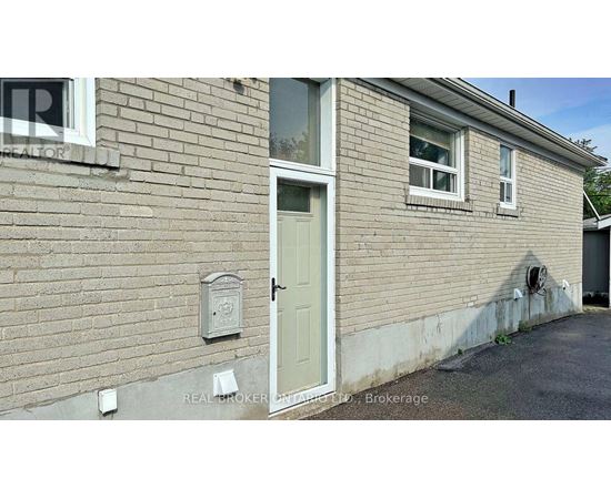 A building with a sign that says "REAL SHOKER" on the left side.