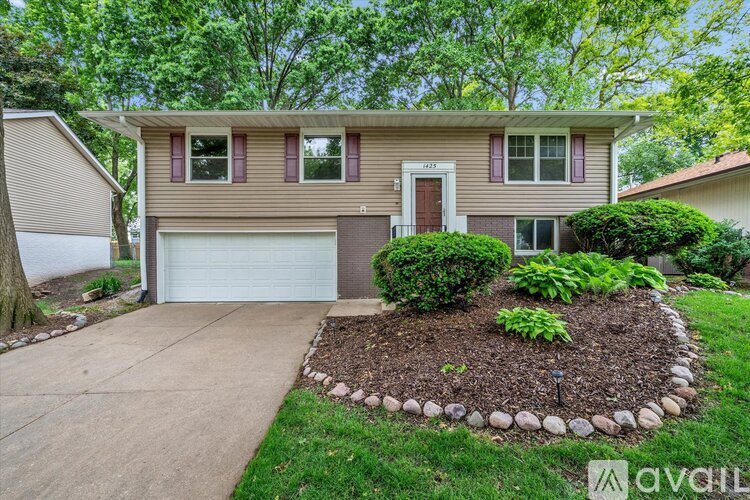 1425 West 54th Street 3 Beds Single Family Home for Rent - Photo gallery 1