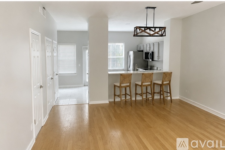 703 Charles Court South 2 Beds Single Family Home for Rent - Photo gallery 5