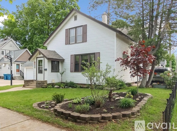 211 South Oak Street 4 Beds Single Family Home for Rent - Photo gallery 1