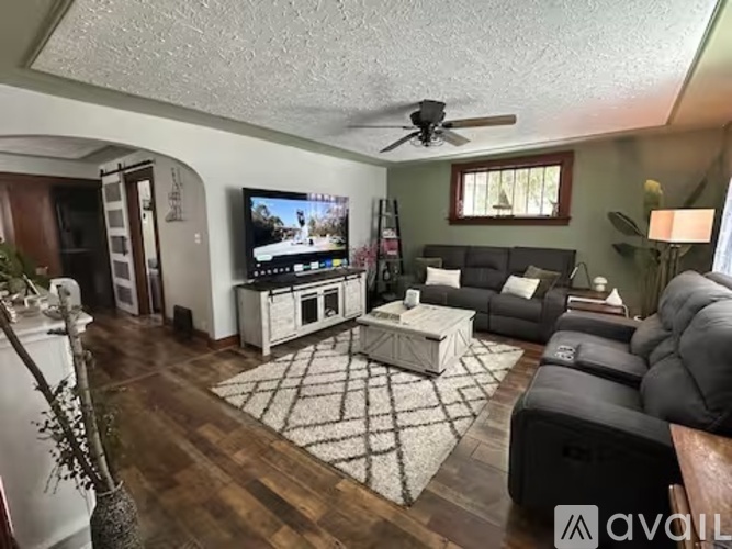 211 South Oak Street 4 Beds Single Family Home for Rent - Photo gallery 2