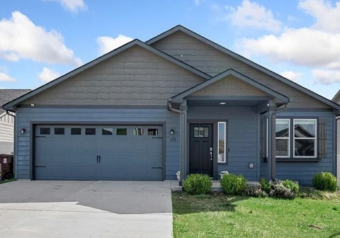690 SW Wheat Ridge Dr. 3 Beds Apartment for Rent