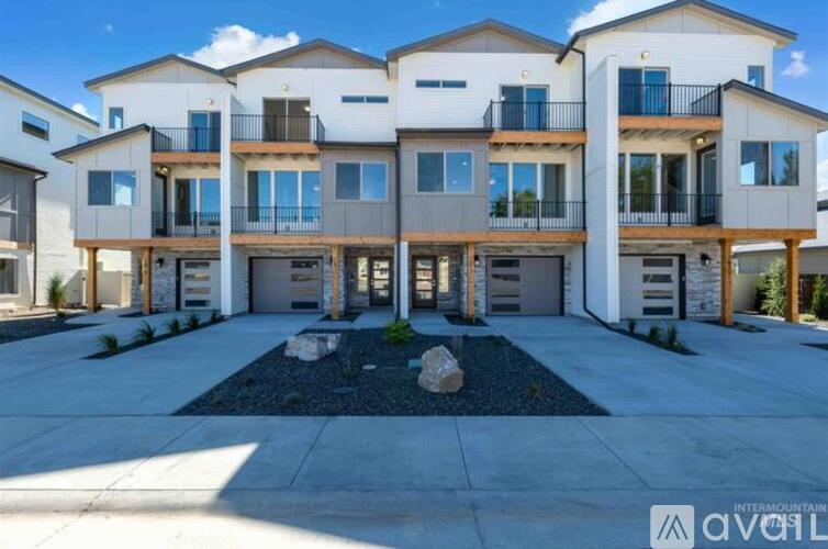 7813 West Crestwood Drive 3 Beds Single Family Home for Rent - Photo gallery 1