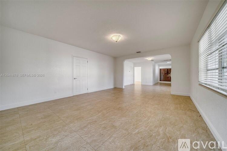 4136 SW 14th St 3 Beds Single Family Home for Rent - Photo gallery 4