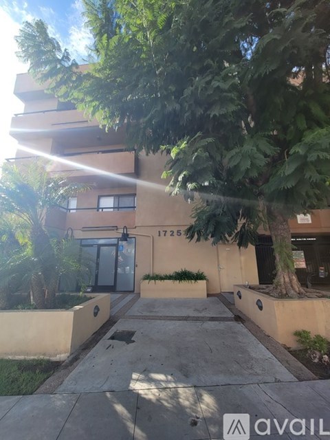 A building with the number 1725 on it.