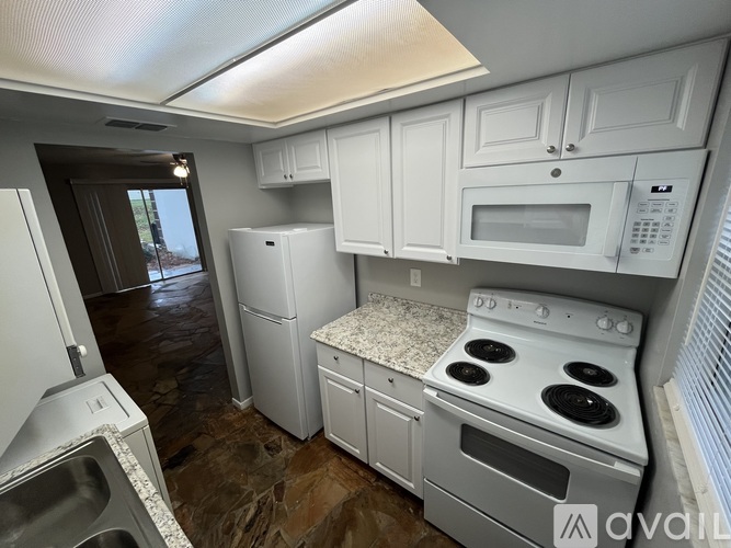 2405 Southeast 16th Avenue 1 Apartment for Rent - Photo gallery 1