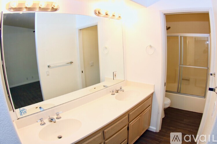 7010 Oak Glenn Ct 3 Beds Single Family Home for Rent - Photo gallery 5